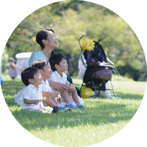 公園で笑顔の家族