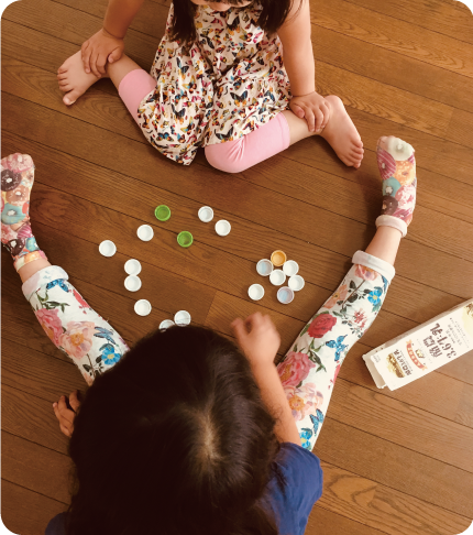 子供達がおはじきで遊んでいる様子