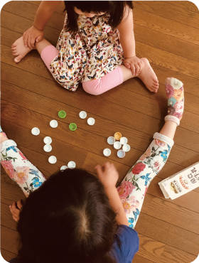 子供達がおはじきで遊んでいる様子