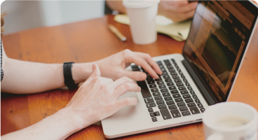 パソコンで執筆している様子