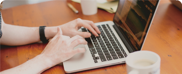 パソコンで執筆している様子