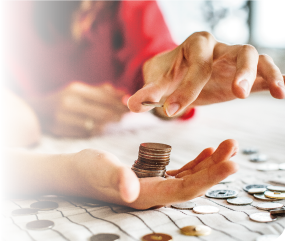 お金を手のひらに載せている画像